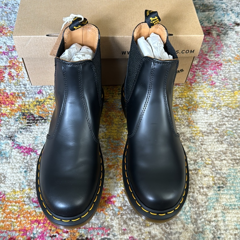 NWT Never Worn Dr. Martens Yellow Stitch Smooth Leather Chelsea Boots, s 7